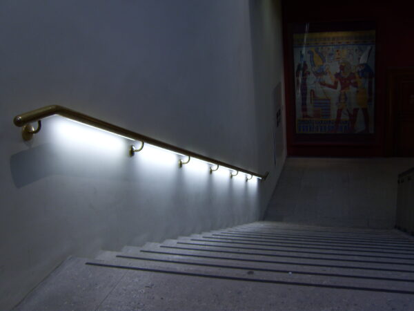 Beleuchteter Messinghandlauf Ø 60 mm mit integrierter LED‑Beleuchtung, gefertigt von Edelstahlverarbeitung Schmitt.