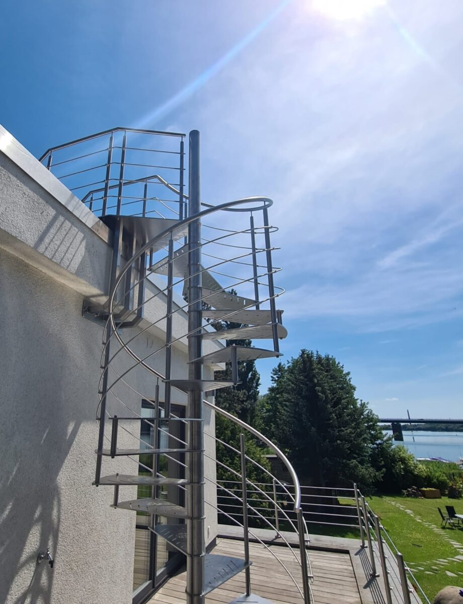 Edelstahl‑Spindeltreppe Ø 1400 mm mit Blechstufen und gewendeltem Handlauf, gefertigt von Edelstahlverarbeitung Schmitt.