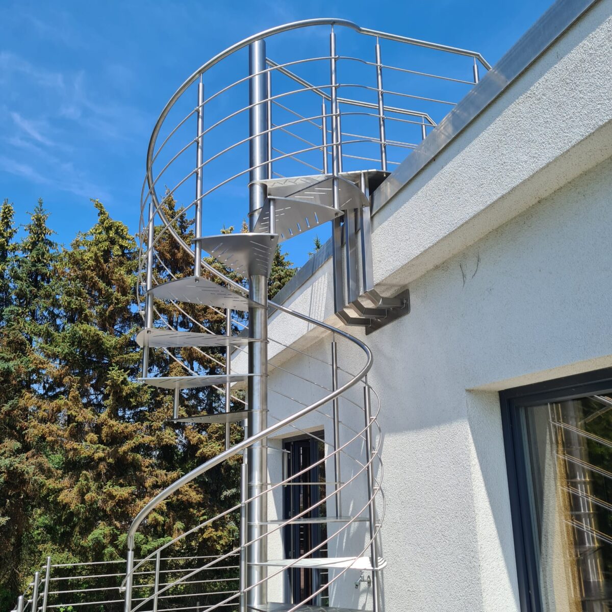 Edelstahl‑Spindeltreppe Ø 1400 mm mit Blechstufen und gewendeltem Handlauf, gefertigt von Edelstahlverarbeitung Schmitt.
