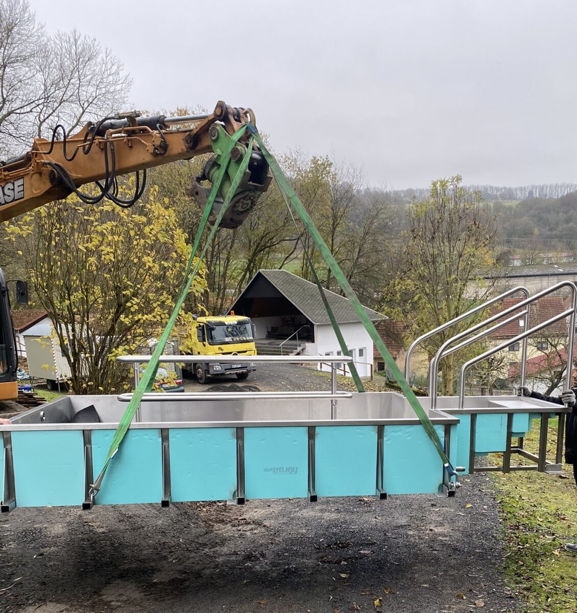 Durchschreitebecken aus Edelstahl 3000×1800×650 mit Treppe und umlaufendem Geländer, gefertigt von Edelstahlverarbeitung Schmitt.