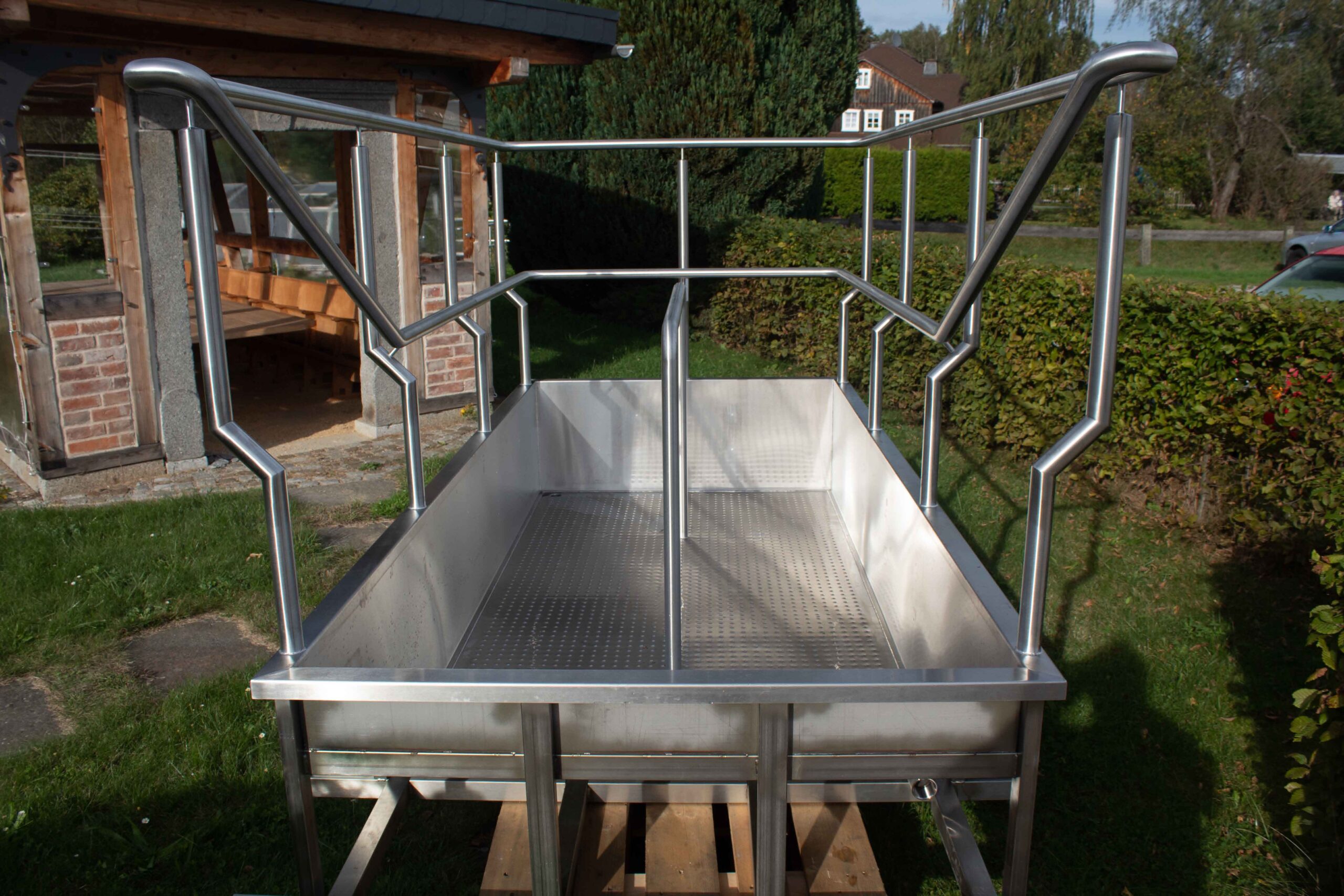 Kneippanlage aus Edelstahl 3000×1375×480 mit Geländer und rutschhemmendem Boden, gefertigt von Edelstahlverarbeitung Schmitt.