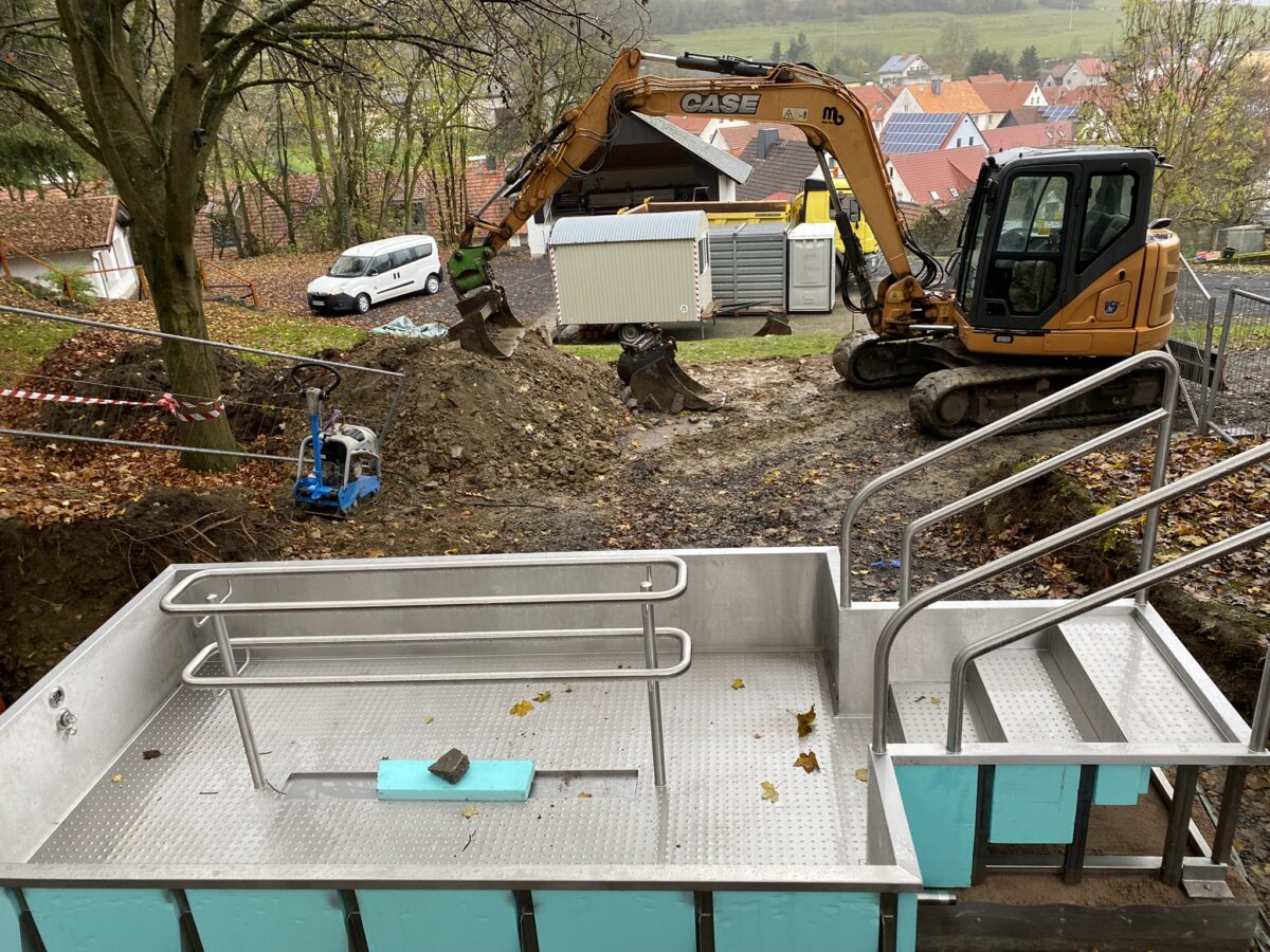Kneippanlage aus Edelstahl 3000×1800×650 mit Treppe und umlaufendem Geländer, gefertigt von Edelstahlverarbeitung Schmitt.