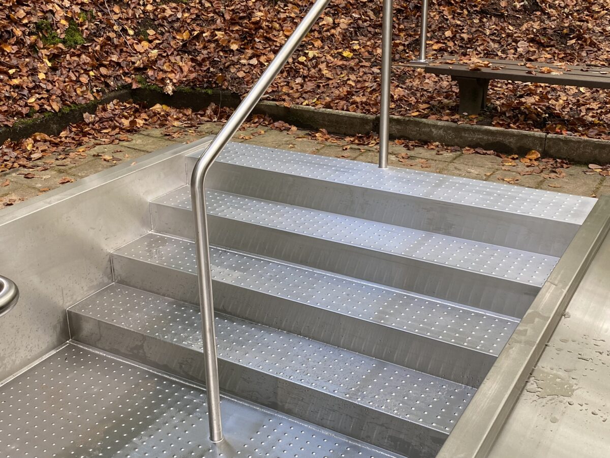 Kneippbecken aus Edelstahl 5370×1960×640 mit Treppe und Geländer, gefertigt von Edelstahlverarbeitung Schmitt.
