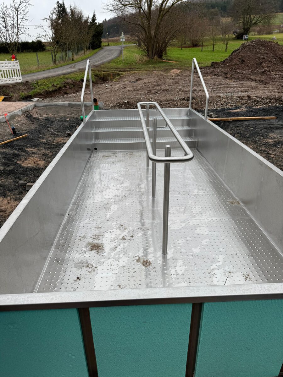 Kneippbecken aus Edelstahl 5030×2130×887 mit Treppe und Geländer, gefertigt von Edelstahlverarbeitung Schmitt.