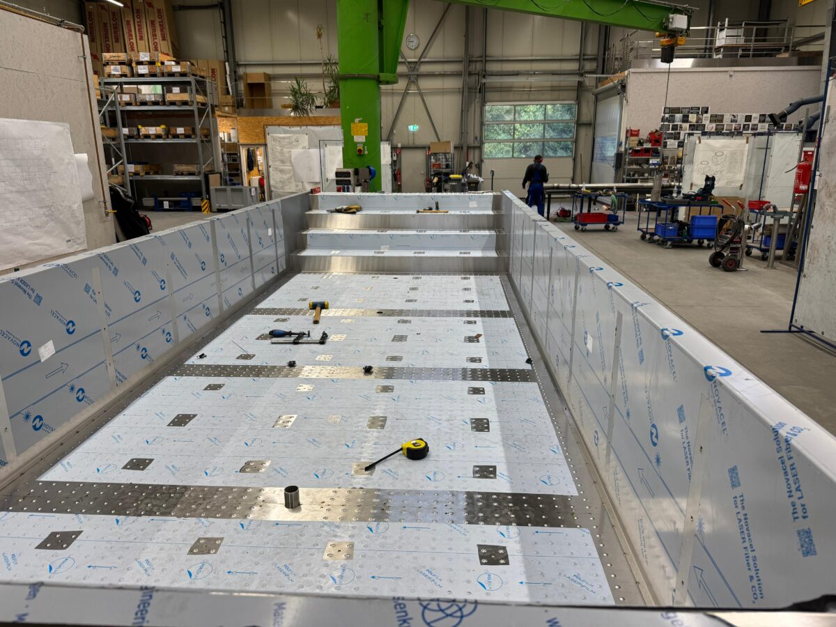 Maßgefertigtes Kneippbecken aus Edelstahl 1.4571 (V4A), produziert von Edelstahlverarbeitung Schmitt in Sohland, Sachsen.