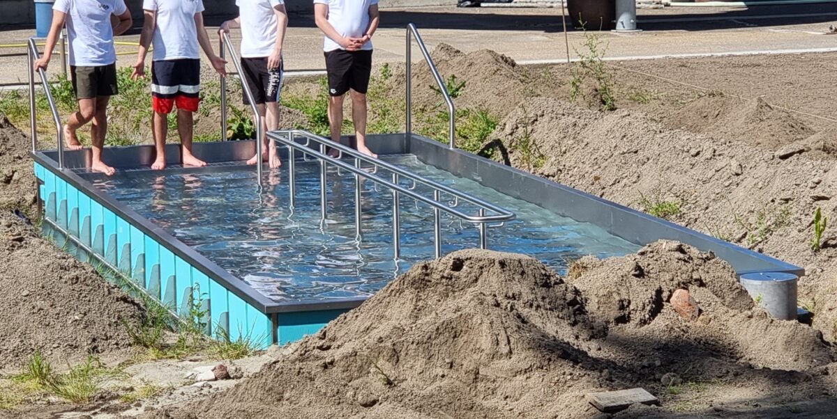 Maßgefertigtes Kneippbecken aus Edelstahl 1.4571 (V4A), produziert von Edelstahlverarbeitung Schmitt in Sohland, Sachsen.
