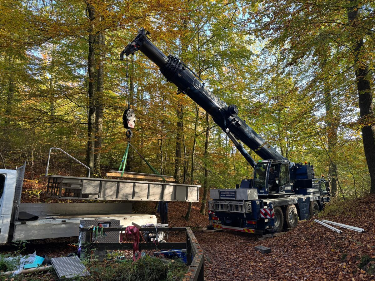 aus Edelstahl 5370×1960×640 mit Treppe und Geländer, gefertigt von Edelstahlverarbeitung Schmitt.