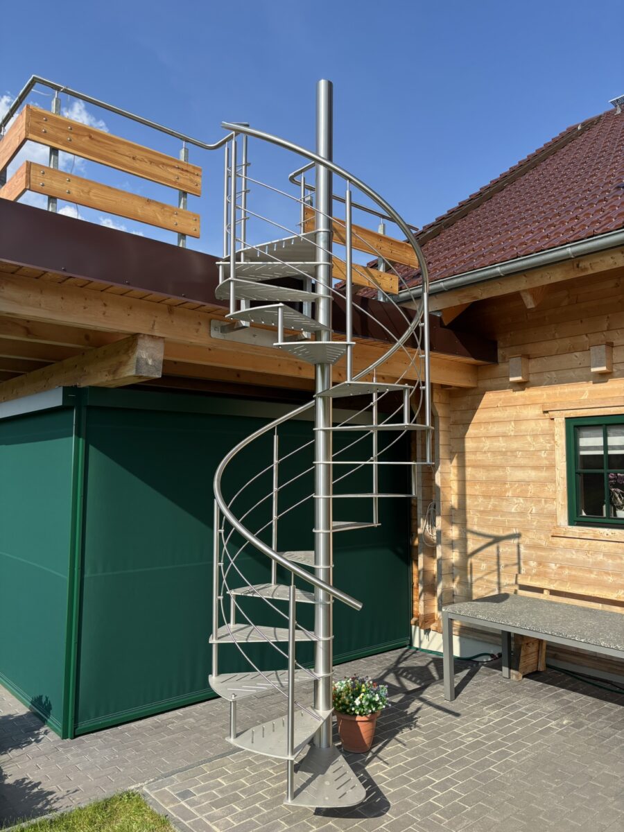 Edelstahl‑Spindeltreppe Ø 1400 mm mit Blechstufen und gewendeltem Handlauf, gefertigt von Edelstahlverarbeitung Schmitt.