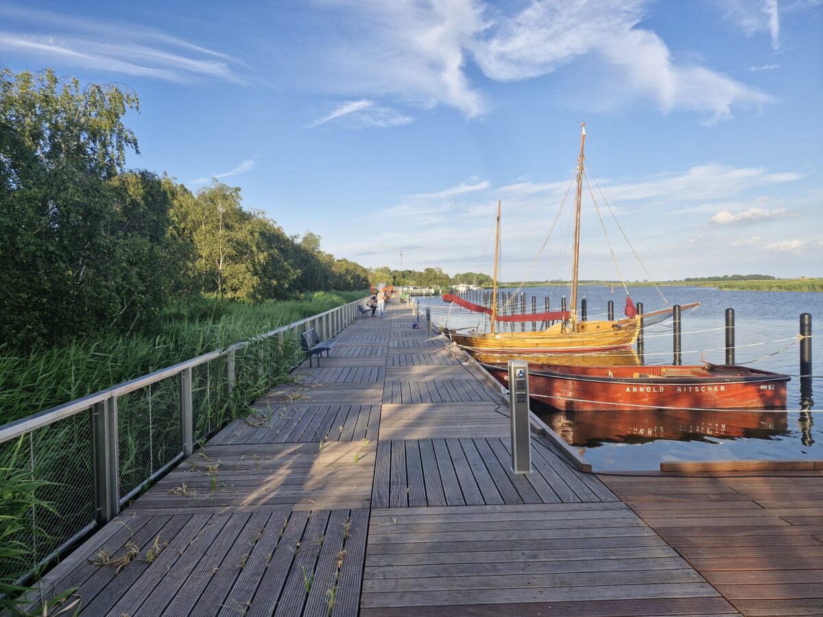 V4A‑Geländer mit Edelstahl‑Seilnetzfüllung an seewasserfester Steganlage im Binnenhafen Zingst.