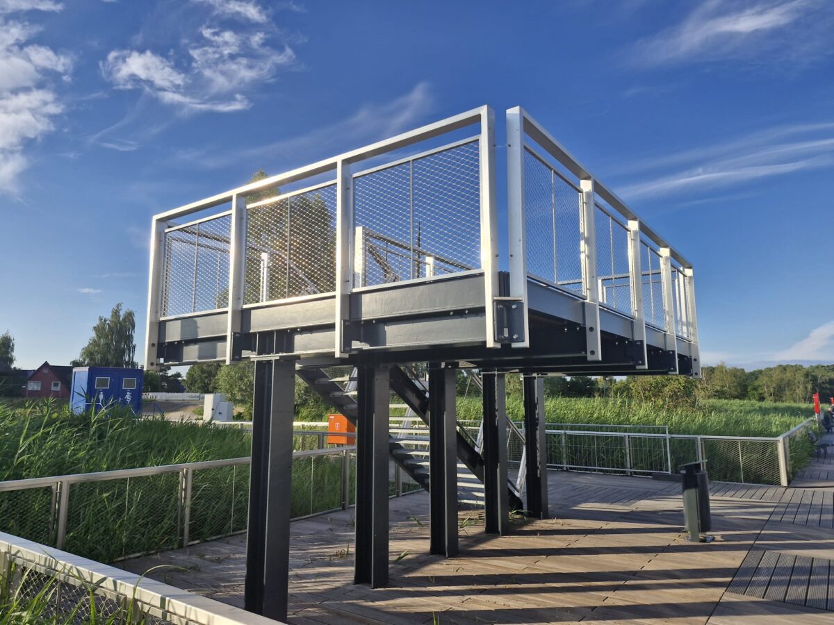 V4A‑Geländer mit Edelstahl‑Seilnetzfüllung an seewasserfester Steganlage im Binnenhafen Zingst.