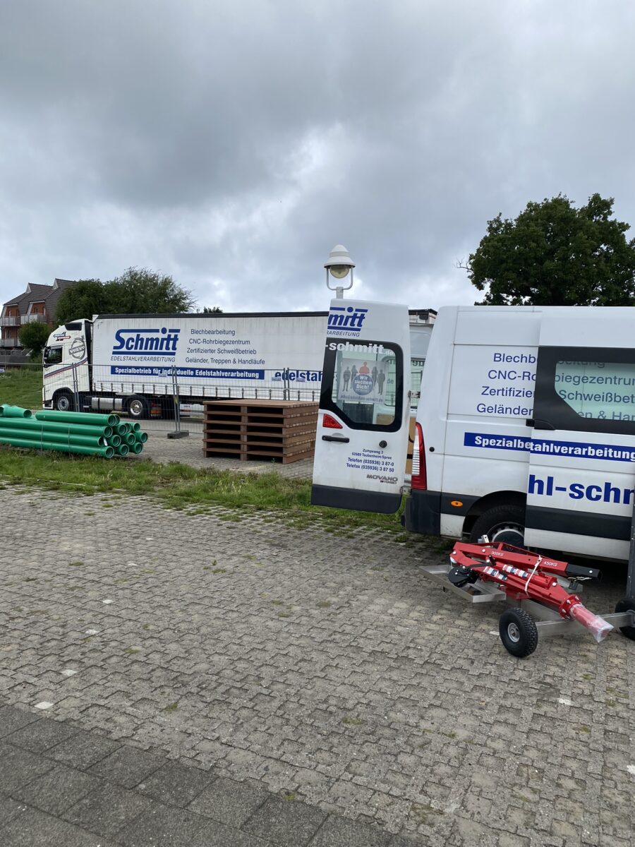 V4A‑Geländer mit Edelstahl‑Seilnetzfüllung an seewasserfester Steganlage im Binnenhafen Zingst.