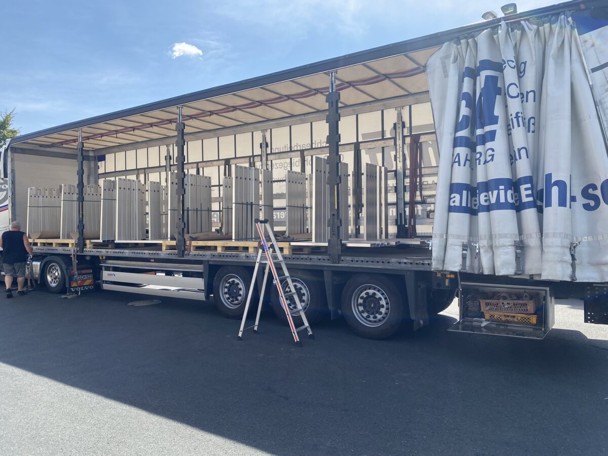 V4A‑Geländer mit Edelstahl‑Seilnetzfüllung an seewasserfester Steganlage im Binnenhafen Zingst.