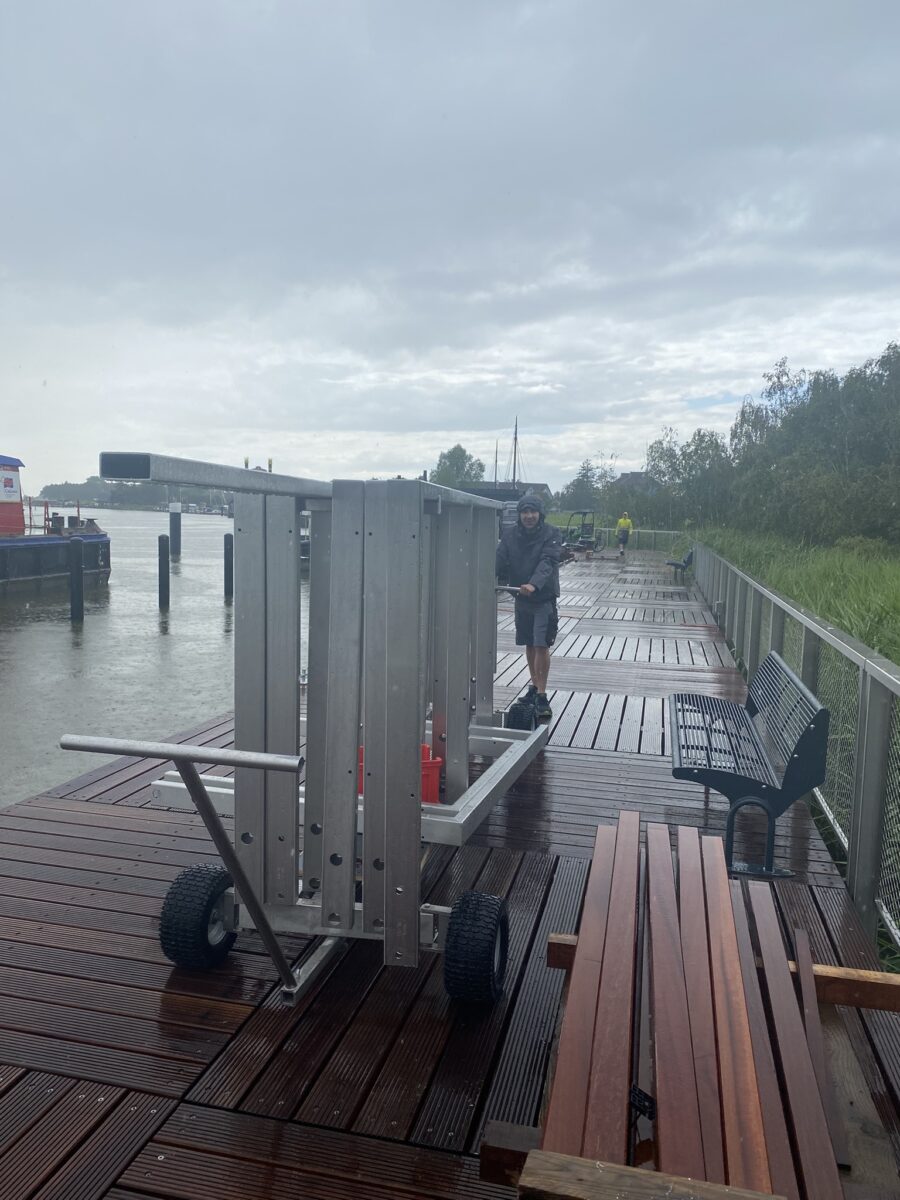 V4A‑Geländer mit Edelstahl‑Seilnetzfüllung an seewasserfester Steganlage im Binnenhafen Zingst.