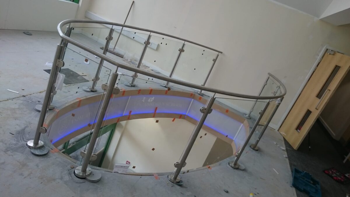 Edelstahl‑Atrium‑ und Treppengeländer mit Glasfüllung an der Ashlawn School in Rugby, gefertigt von Edelstahlverarbeitung Schmitt.
