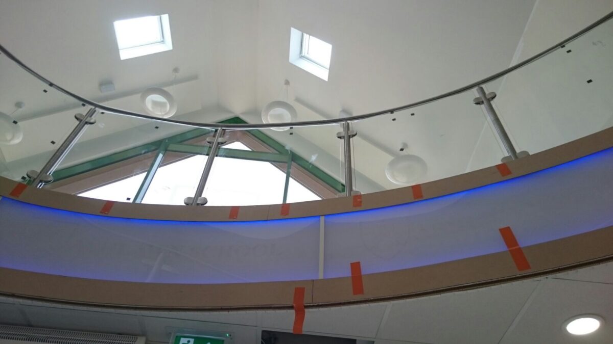 Edelstahl‑Atrium‑ und Treppengeländer mit Glasfüllung an der Ashlawn School in Rugby, gefertigt von Edelstahlverarbeitung Schmitt.