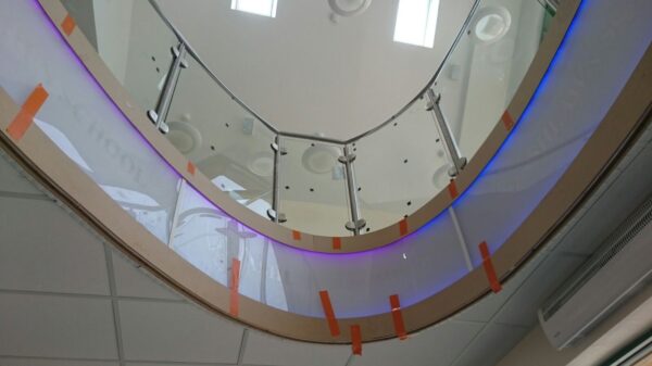 Edelstahl‑Atrium‑ und Treppengeländer mit Glasfüllung an der Ashlawn School in Rugby, gefertigt von Edelstahlverarbeitung Schmitt.