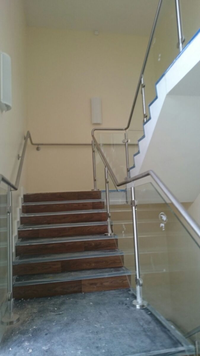 Edelstahl‑Atrium‑ und Treppengeländer mit Glasfüllung an der Ashlawn School in Rugby, gefertigt von Edelstahlverarbeitung Schmitt.