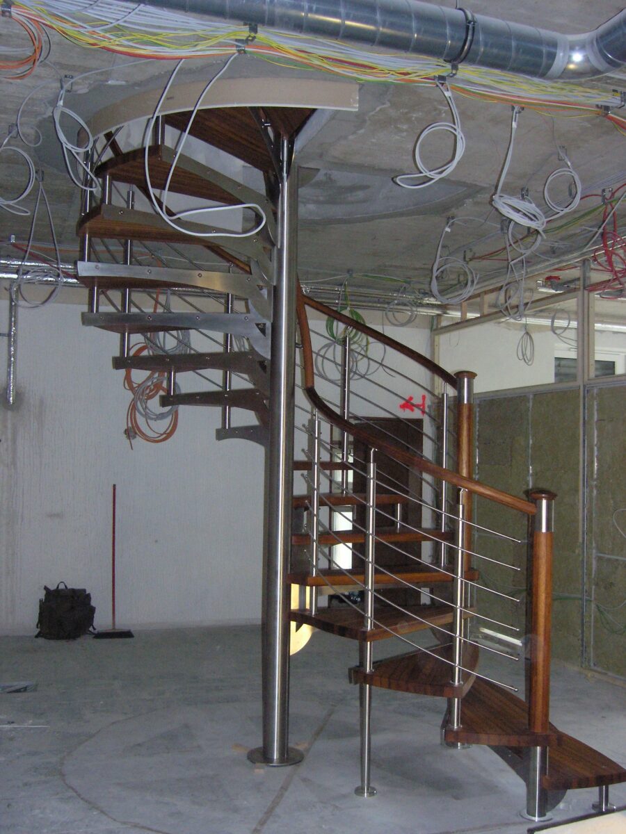 Edelstahlgeländerbauteile mit Rundstahl‑Füllstäben für eine Designer‑Spindeltreppe – gefertigt von Edelstahlverarbeitung Schmitt aus Sohland/Spree für ein Projekt in Görlitz.