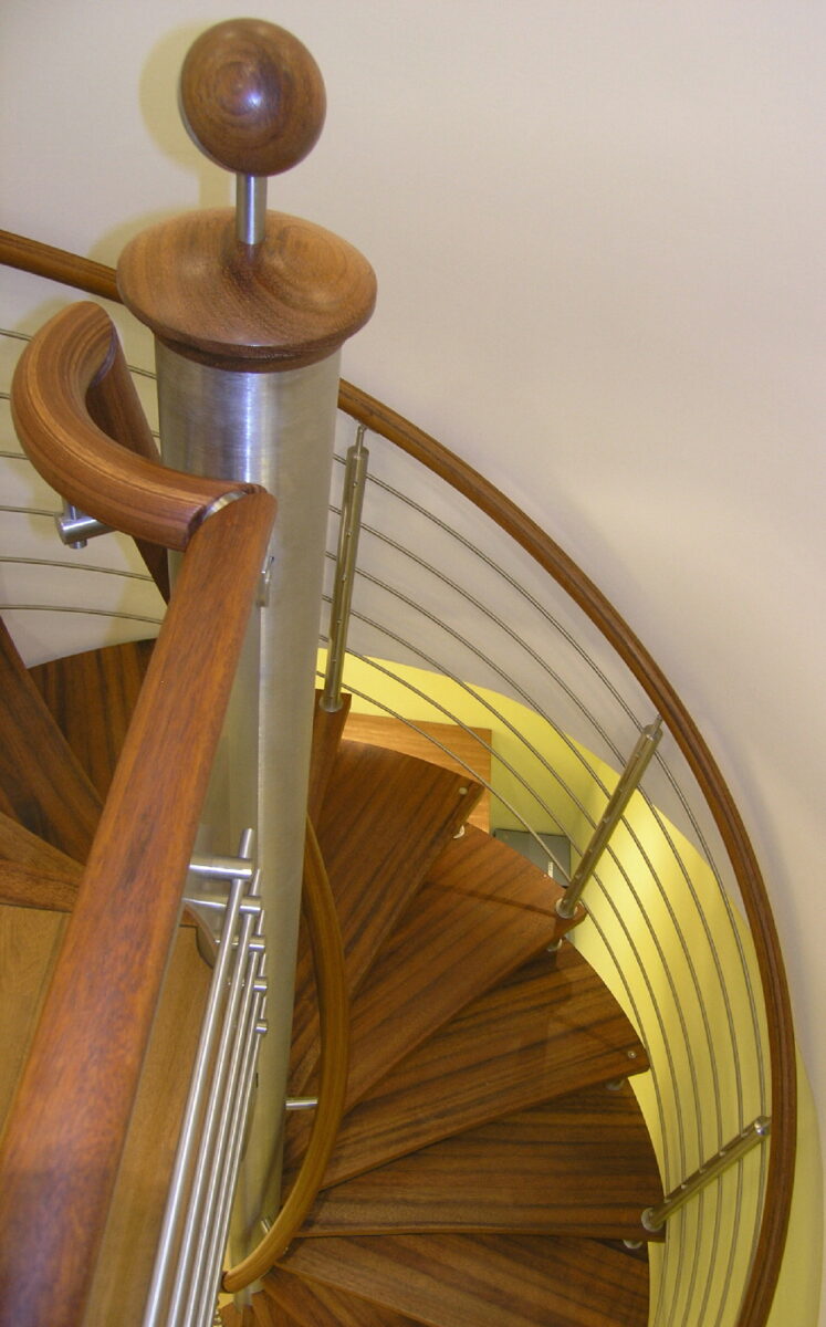Edelstahlgeländerbauteile mit Rundstahl‑Füllstäben für eine Designer‑Spindeltreppe – gefertigt von Edelstahlverarbeitung Schmitt aus Taubenheim für ein Projekt in Görlitz.