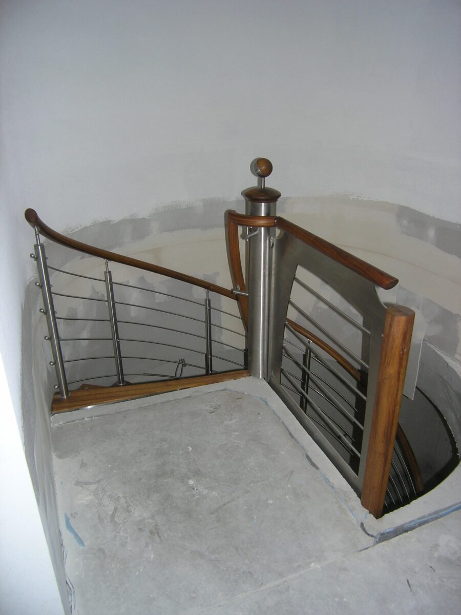 Edelstahlgeländerbauteile mit Rundstahl‑Füllstäben für eine Designer‑Spindeltreppe – gefertigt von Edelstahlverarbeitung Schmitt aus Sohland/Spree für ein Projekt in Görlitz.
