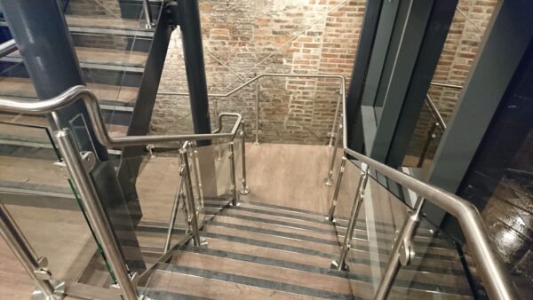 Edelstahl‑Geländer mit Glasfüllung für Schulgebäude in London, gefertigt von Edelstahlverarbeitung Schmitt.