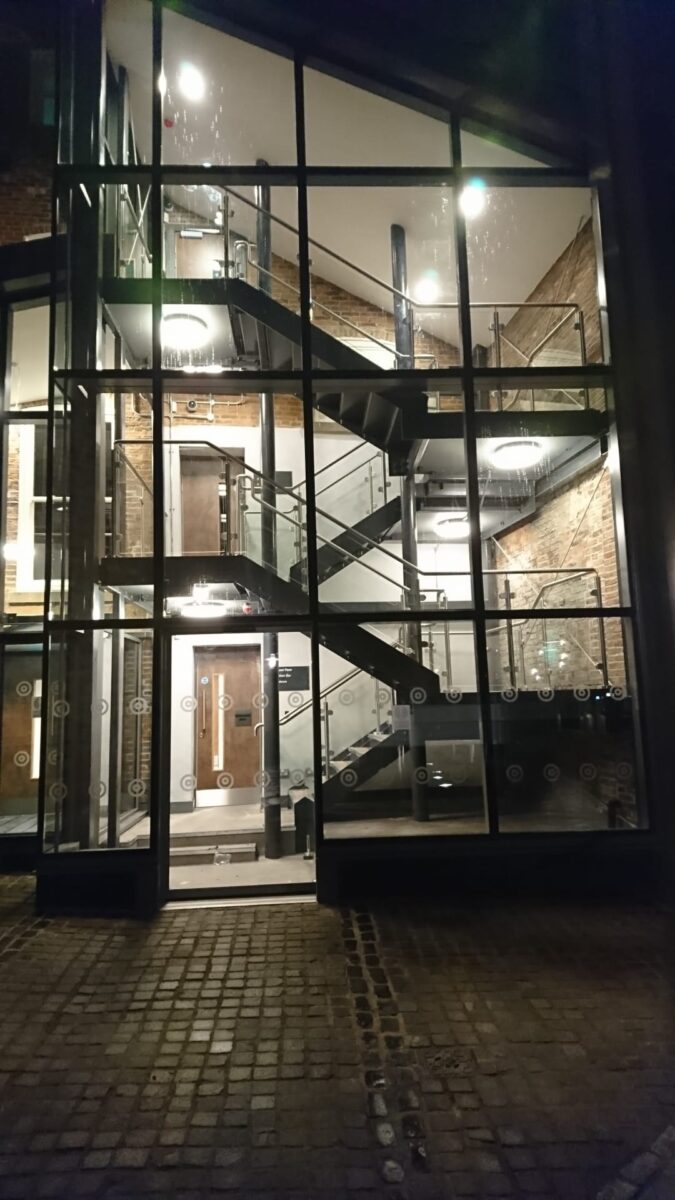 Edelstahl‑Geländer mit Glasfüllung für Schulgebäude in London, gefertigt von Edelstahlverarbeitung Schmitt.