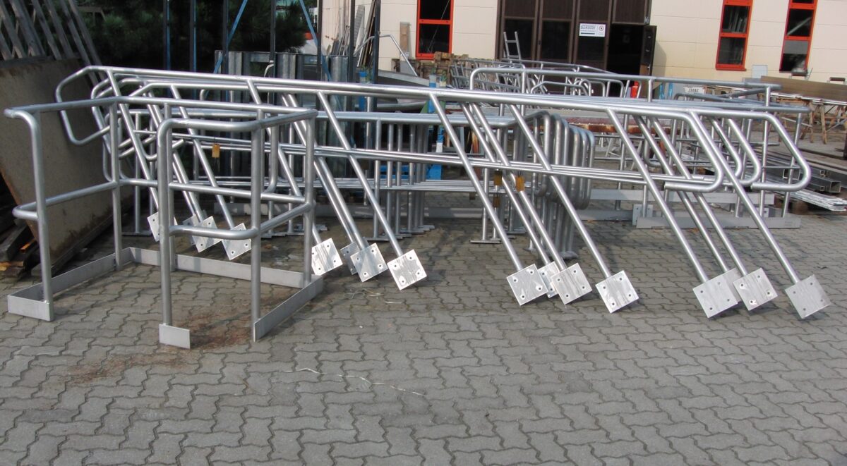 Edelstahl‑Industriegeländer mit Knieleiste, Rohrpfosten und Flachstahl‑Fußleiste – gefertigt von Edelstahlverarbeitung Schmitt aus Sohland/Spree.