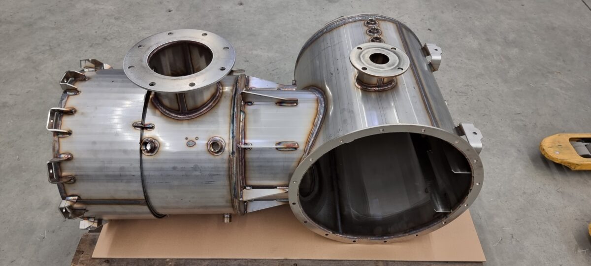 Edelstahlschweißbaugruppe aus Blech, Rohrformteilen und Flanschen für Anwendungen in der Wärmetechnik.