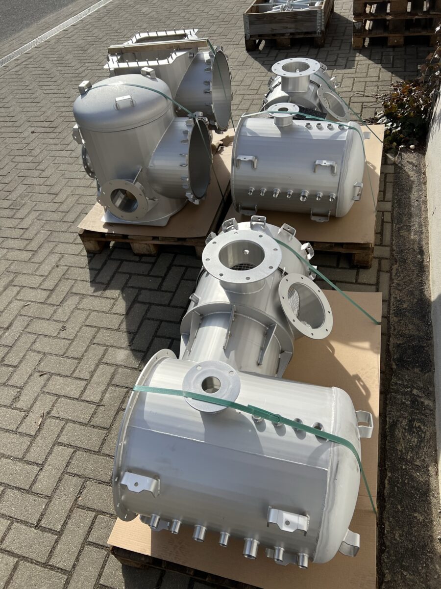 Edelstahlschweißbaugruppe aus Blech, Rohrformteilen und Flanschen für Anwendungen in der Wärmetechnik.