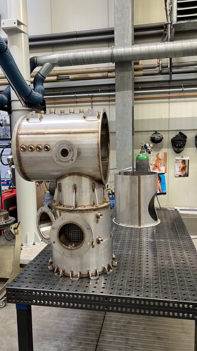 Edelstahlschweißbaugruppe aus Blech, Rohrformteilen und Flanschen für Anwendungen in der Wärmetechnik