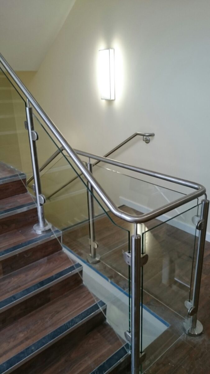 Edelstahl‑Atrium‑ und Treppengeländer mit Glasfüllung an der Ashlawn School in Rugby, gefertigt von Edelstahlverarbeitung Schmitt.