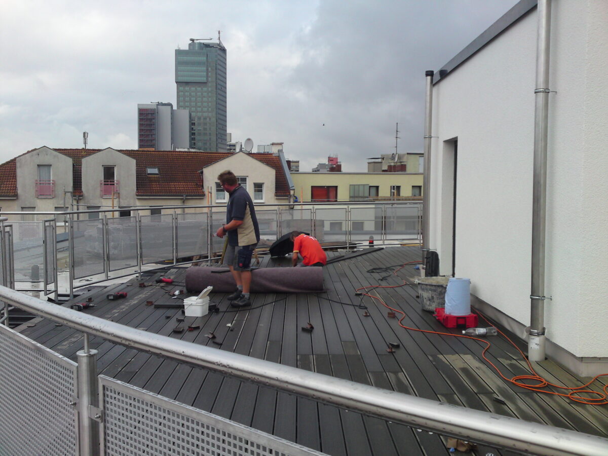 Edelstahl‑Dachterrassengeländer mit Lochblechfüllung – individuelle Maßanfertigung von Edelstahlverarbeitung Schmitt aus Taubenheim/Spree.