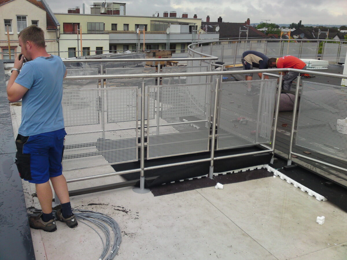 Edelstahl‑Dachterrassengeländer mit Lochblechfüllung – individuelle Maßanfertigung von Edelstahlverarbeitung Schmitt aus Taubenheim/Spree.