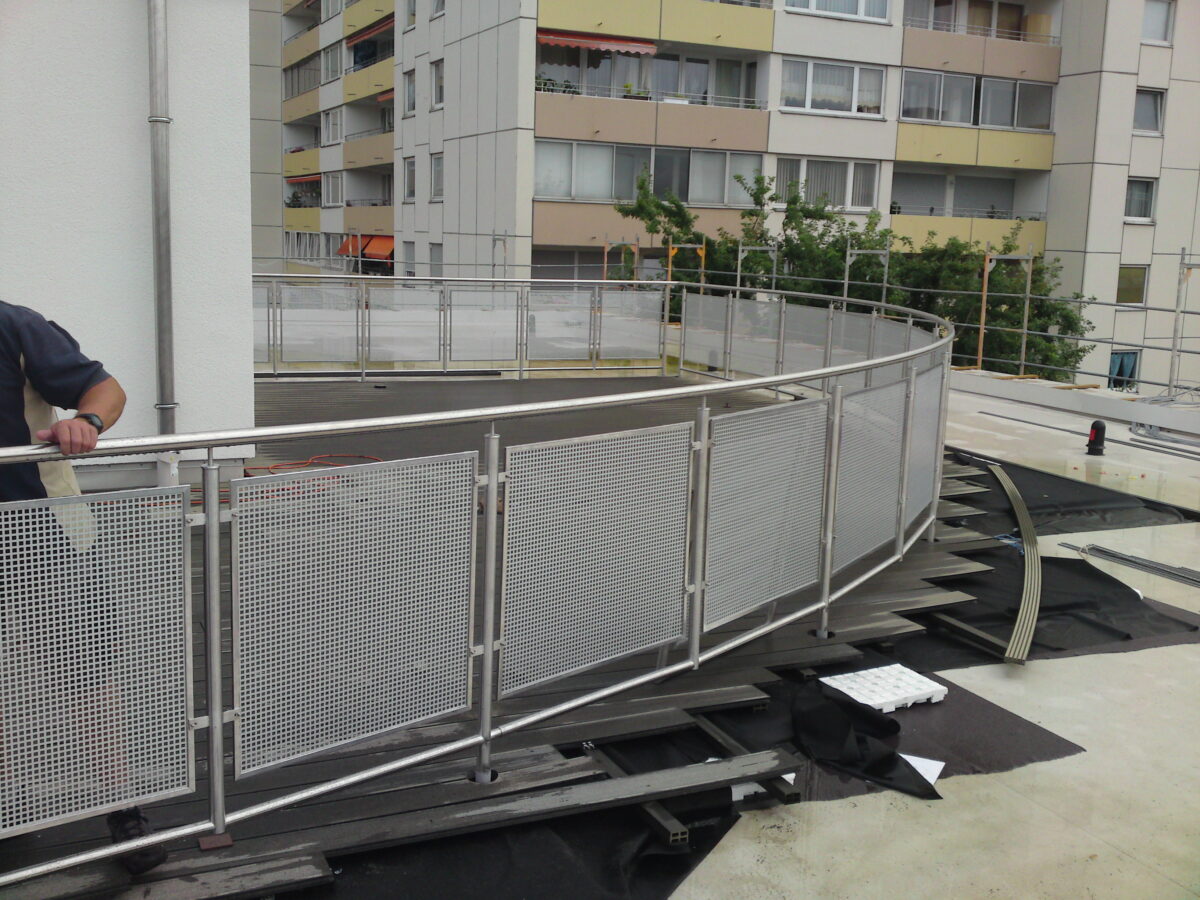 Edelstahl‑Dachterrassengeländer mit Lochblechfüllung – individuelle Maßanfertigung von Edelstahlverarbeitung Schmitt aus Taubenheim/Spree.
